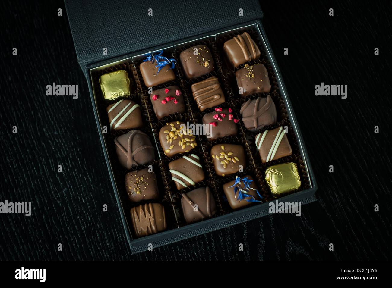 Schachtel köstlicher handgemachter Pralinen. Stockfoto