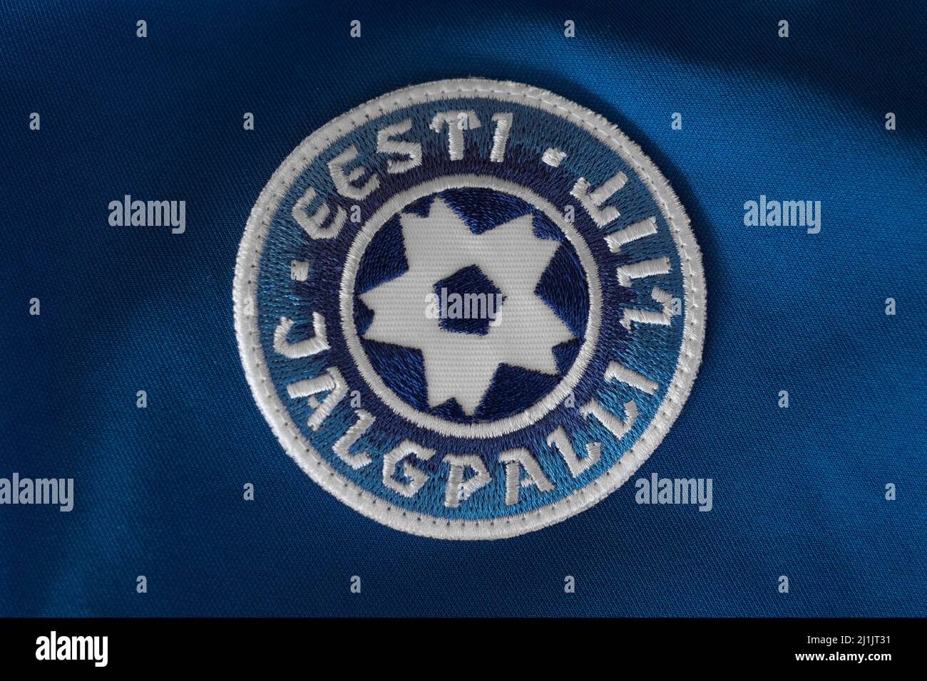 Eesti Jalgpalli Liit (Estnischer Fußballverband)-Emblem auf einem blauen Trikot der Nationalmannschaft. Logo des estnischen Fußballverbands. Stockfoto