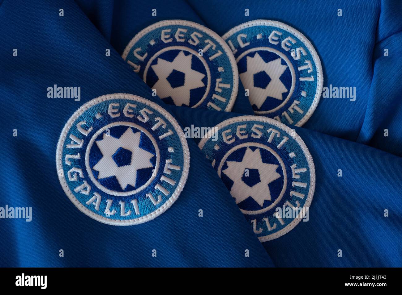 Eesti Jalgpalli Liit (Estnischer Fußballverband)-Emblem auf einem blauen Trikot der Nationalmannschaft. Logo des estnischen Fußballverbands. Stockfoto