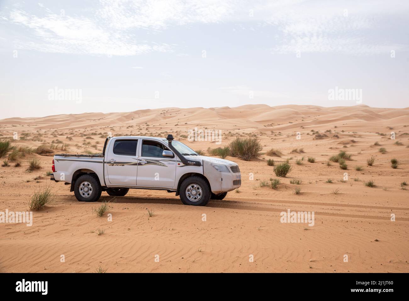 Ein 4x4-Pick-up Fahrzeug auf einer Sandspur auf Erg Amatlich, Adrar Region, Mauretanien Stockfoto