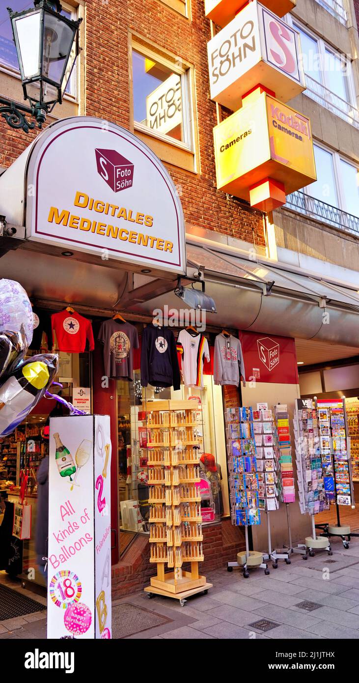 Außenansicht des alteingesessenen Shops 'Foto Söhn' im beliebten Tourismusviertel Düsseldorfer Altstadt in Deutschland. Stockfoto