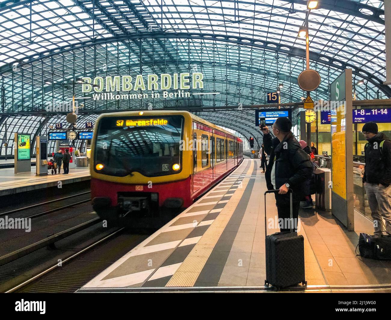 Berlin, Deutschland, Menschenmassen, die in der U-Bahn-Station am Bahnsteig, Berlin Hauptbahnhof, Innenräume reisen Stockfoto