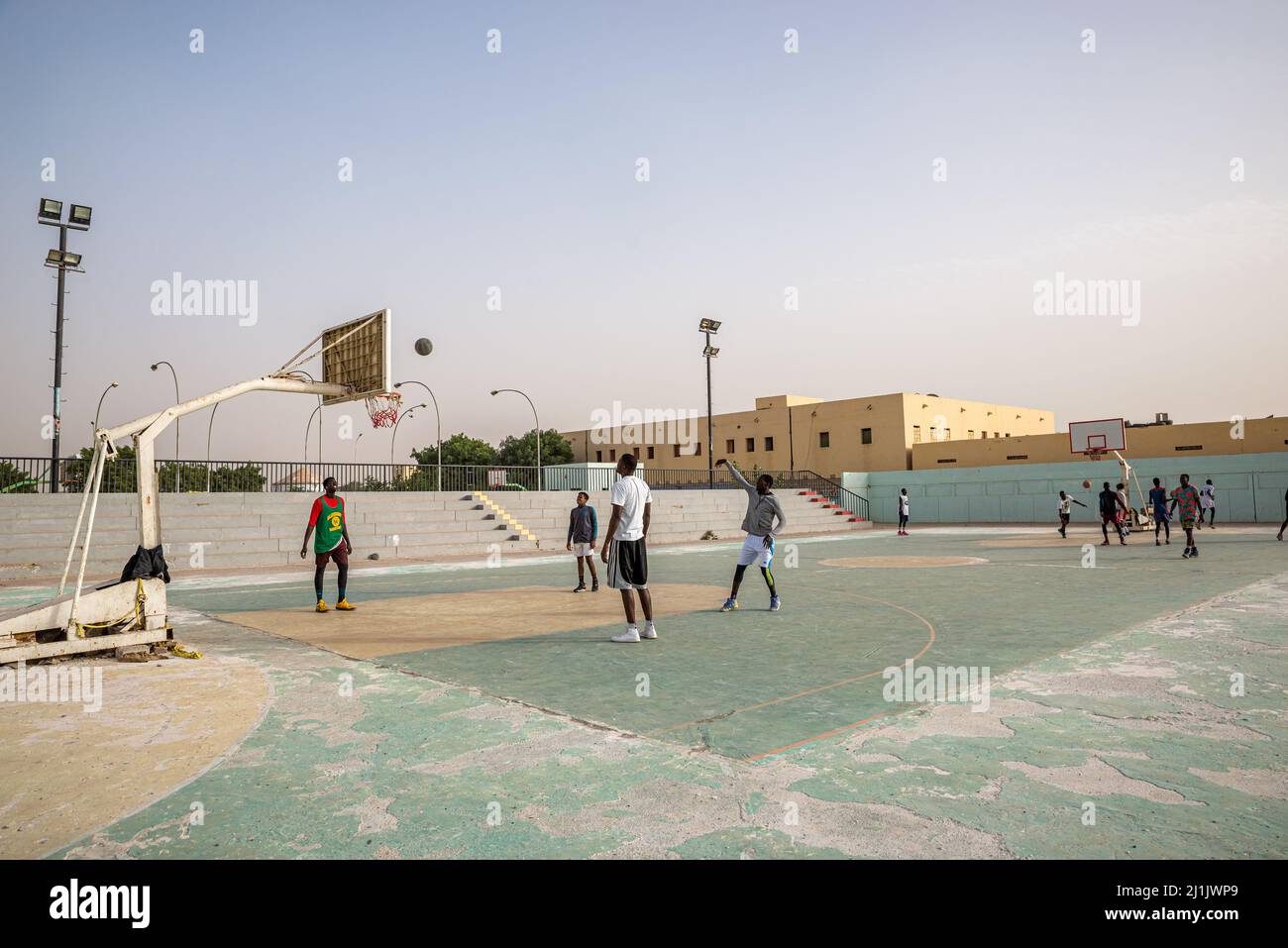 Basketballspieler auf einem Platz im Freien im Nouakchott Sport Center, Mauretanien Stockfoto