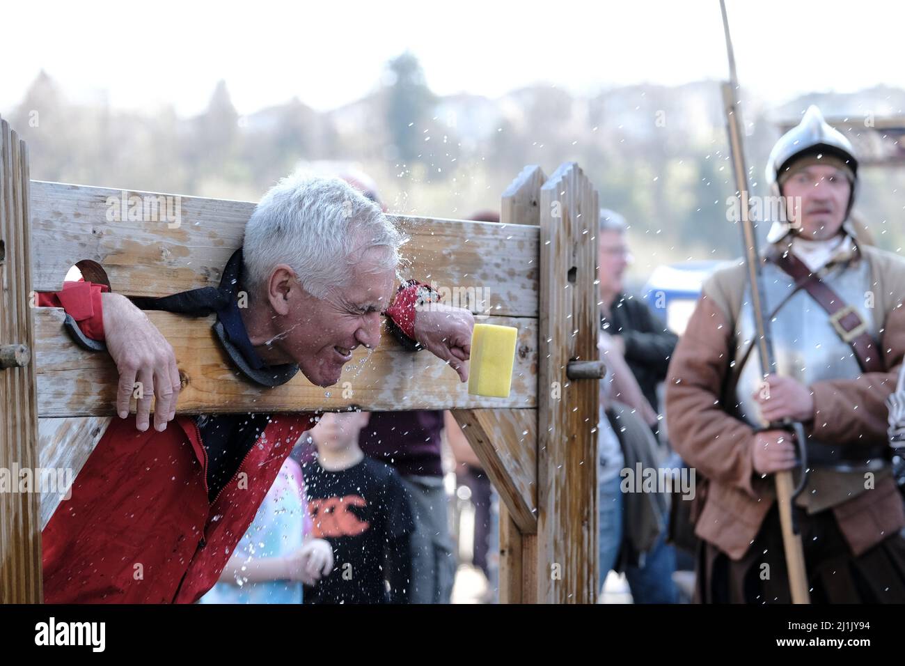 Hawick, Großbritannien. 26. März 2022. Sheriff Peter Pherson (Selkirk, Jedburgh) im Lager während der Aktivitäten, zu Beginn des Festivals, während ein Re-enactor in historischen Kostümen nachschaut, in Hawick am Samstag, dem 26. März 2022, dem 17. Hawick Reivers Festival, und nach einer Lücke von 2 Jahren aufgrund von covid Einschränkungen zurückkehrt. (Bild: Rob Gray/Alamy Live News Stockfoto