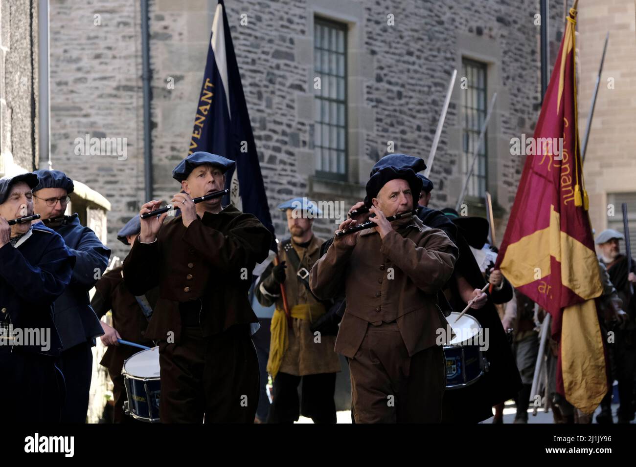 Hawick, Großbritannien. 26. März 2022. Die Hawick Fife und die Trommeln vor Mitgliedern der Nachführgruppe „LoudounÕs Regiment of Foot“ tragen „Sandards“, während sie in Kostümen in der Prozession zu Beginn der Days in Hawick am Samstag, dem 26. März 2022, beim Hawick Reivers Festival 17., Rückkehr nach einer Lücke von 2 Jahren aufgrund von Zwangsbeschränkungen. (Bild: Rob Gray/Alamy Live News Stockfoto