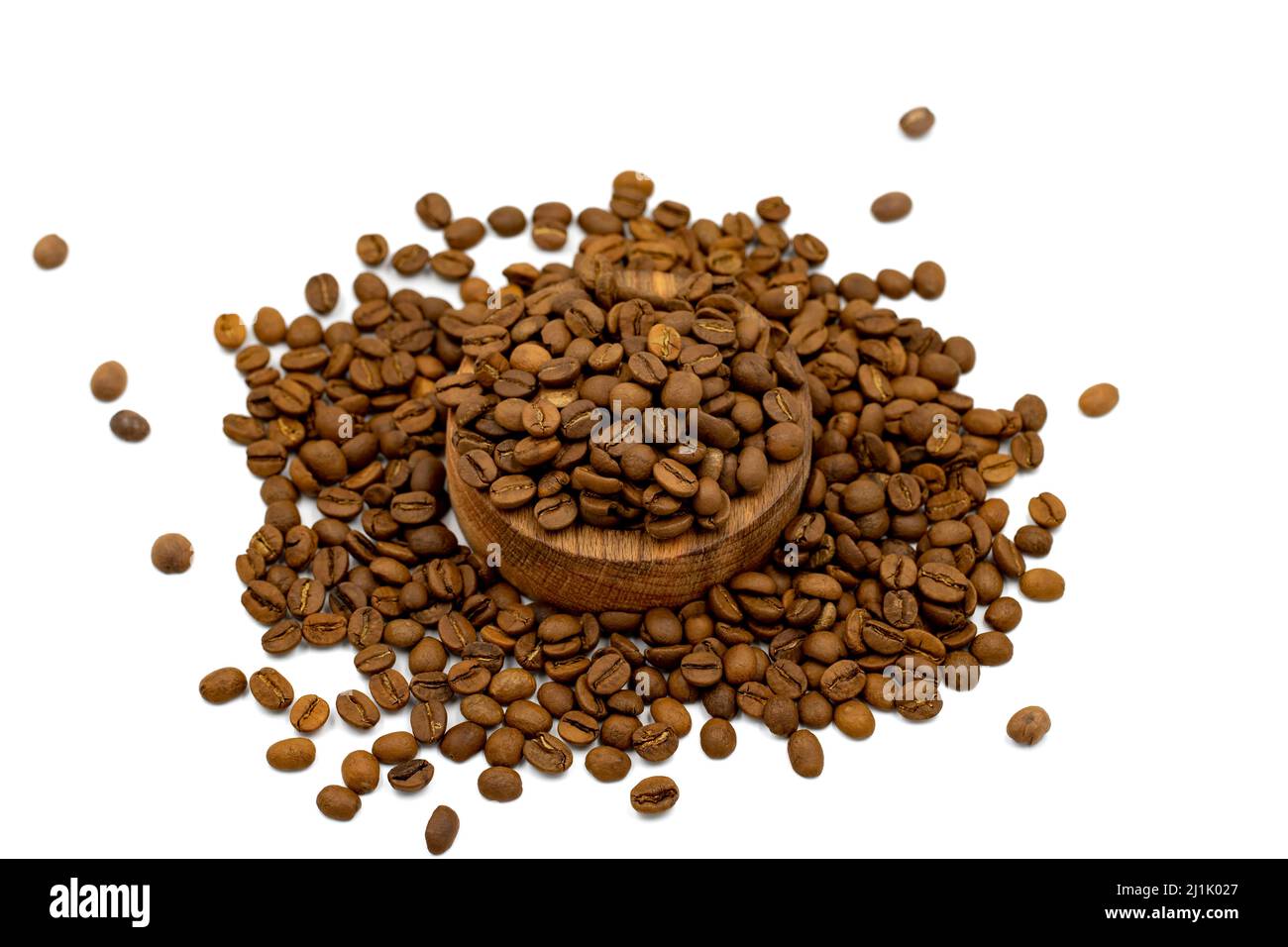 Kaffeebohnen in Holzplatte auf dunklem Hintergrund. Nahaufnahme Stockfoto