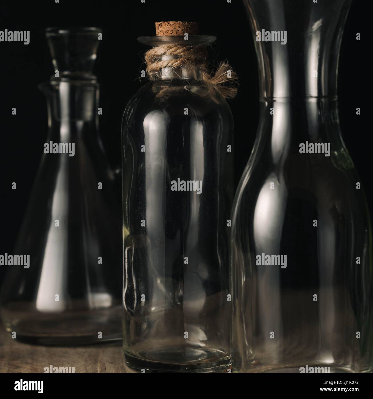 Drei leere Glasbehälter in Licht und Schatten Stockfoto