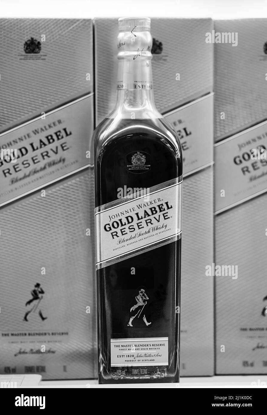 Johnnie Walker Gold Label Reserve. Flasche Scotch Whisky Johnnie Walker Gold Label Reserve und Geschenkbox, auf einem Regal im Duty Free Shop in Dubai Stockfoto