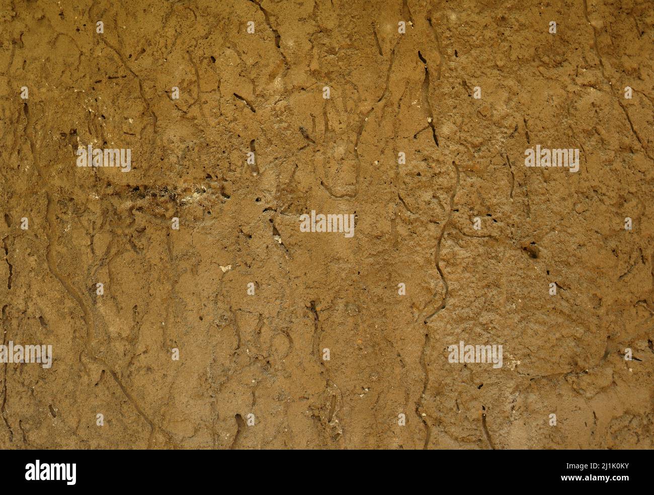 Kalk Putzschicht entfernt alten antiken Haus Ton Wandstruktur. Diese alte Hauswand aus einer Mischung aus Lehm, Schlamm und Kieselsteinen Stockfoto
