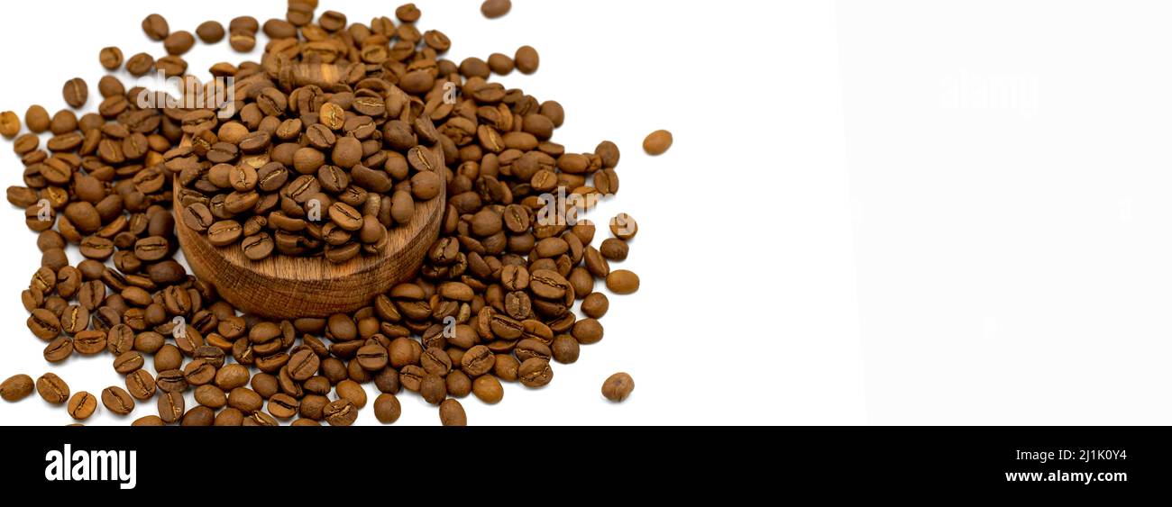 Kaffeebohnen in Holzplatte auf dunklem Hintergrund. Nahaufnahme. Speicherplatz kopieren. Platz für Text Stockfoto