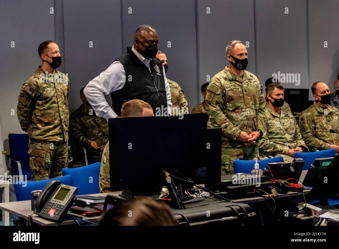 Jasionka, Polen. 25. März 2022. US-Verteidigungsminister Lloyd Austin, links, spricht mit Mitgliedern der 82. Airborne Division im Combined Operations and Intelligence Center am 25. März 2022 in Jasionka, Polen. Kredit: Sgt. Gerald Holman/USA Army/Alamy Live News Stockfoto