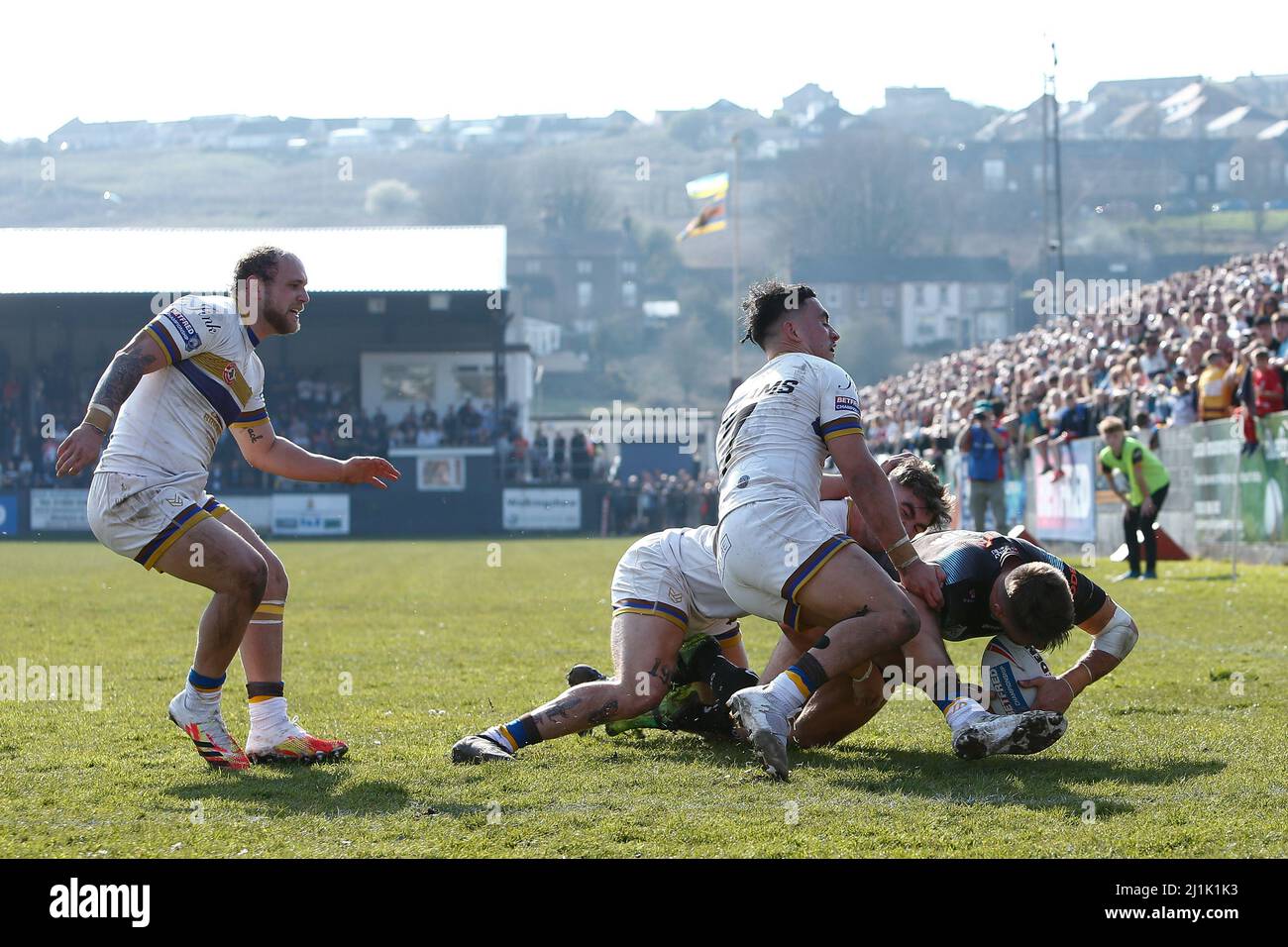 Tommy Makinson von St. Helens wird während des Betfred Challenge Cup in der LEL Arena, West Cumbria, angegangen. Bilddatum: Samstag, 26. März 2022. Stockfoto