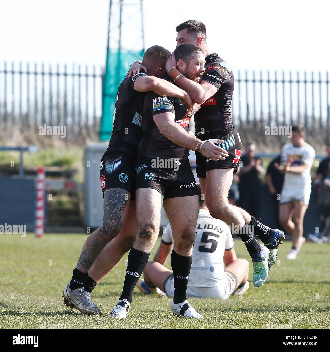 St. Helens' Kyle Amor feiert mit seinen Teamkollegen, nachdem er beim Betfred Challenge Cup in der LEL Arena, West Cumbria, einen Versuch gemacht hat. Bilddatum: Samstag, 26. März 2022. Stockfoto