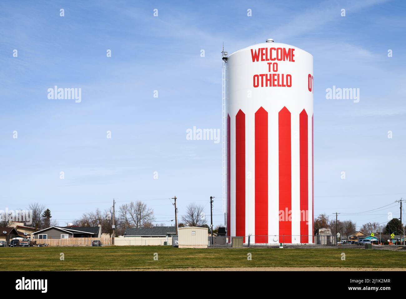 Othello, WA, USA - 24. März 2022; Willkommen in Othello, gemalt auf einem Wasserturm in der Washington State City vor blauem Himmel Stockfoto