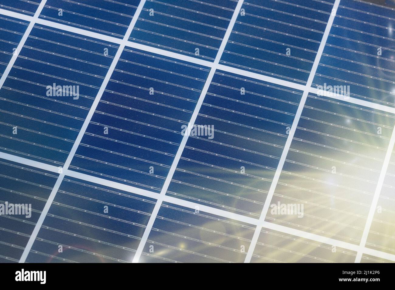 Textur von Solarzellen aus der Nähe. Neueste Technologien der Solarstromerzeugung. Streulicht, Kopierbereich. Stockfoto