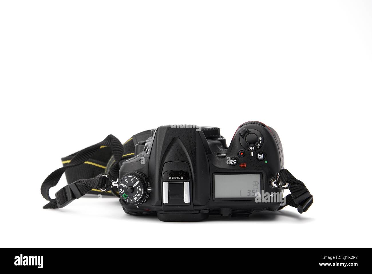 Nikon DSLR Kamera Nikon D7200 isoliert auf weißem Hintergrund. Detailfotos von Nikon D7200 mit Griff. 03.04.2021, Region Rostov, Russland Stockfoto