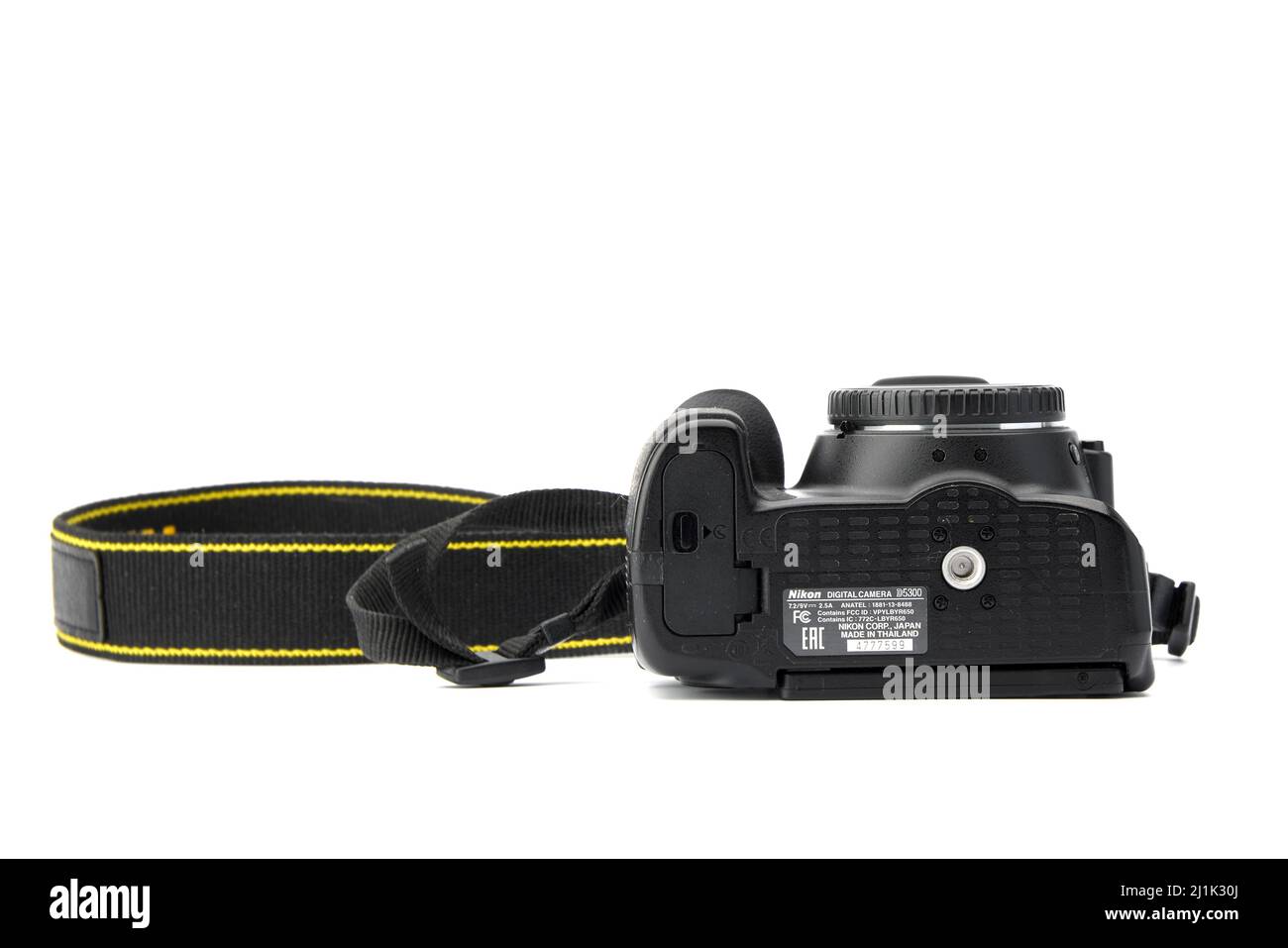 Nikon DSLR Kamera Nikon D5300 isoliert auf weißem Hintergrund. Detailfotos von Nikon D5300 mit Griff. 03.04.2021, Region Rostov, Russland Stockfoto