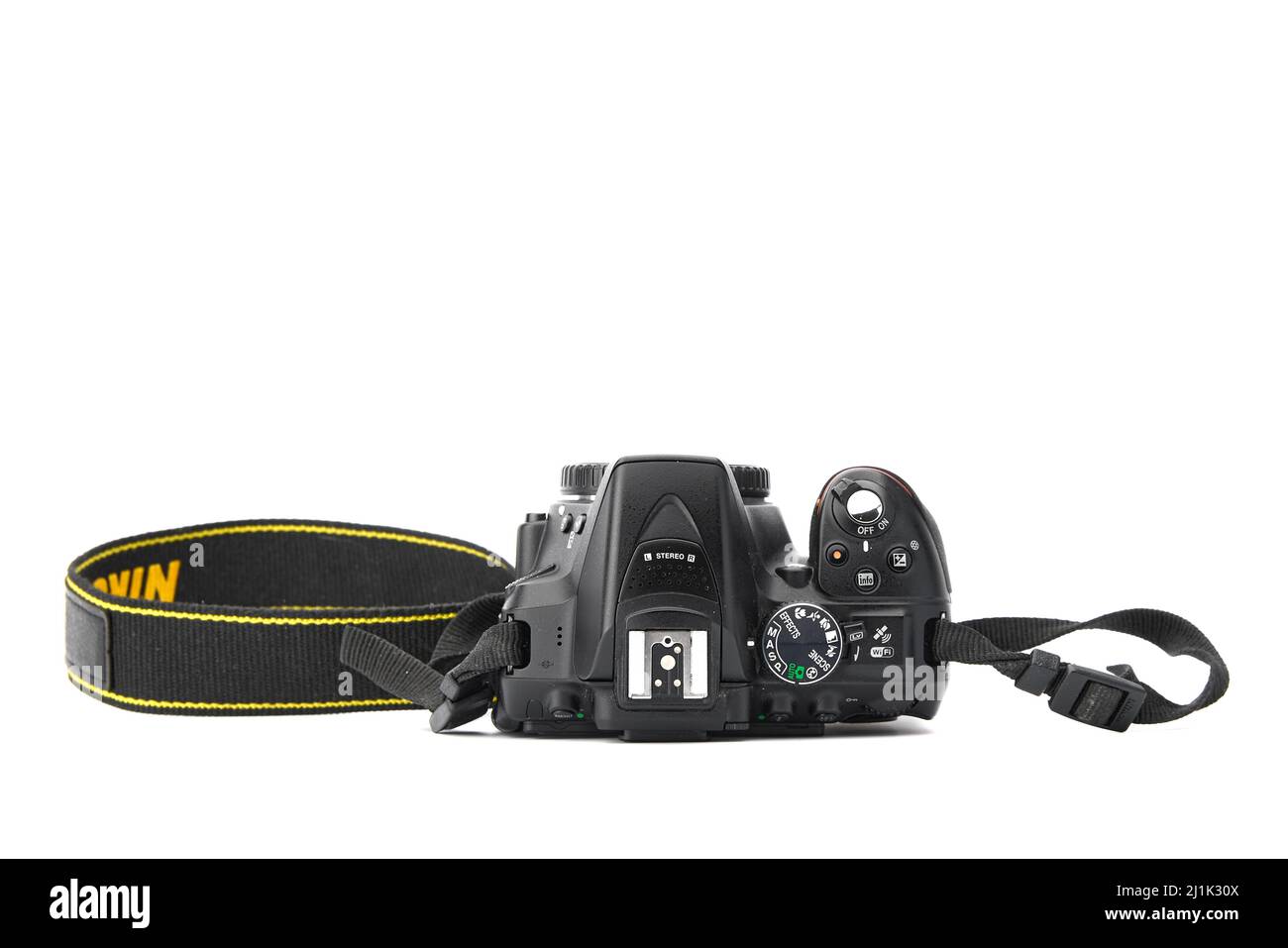 Nikon DSLR Kamera Nikon D5300 isoliert auf weißem Hintergrund. Detailfotos von Nikon D5300 mit Griff. 03.04.2021, Region Rostov, Russland Stockfoto