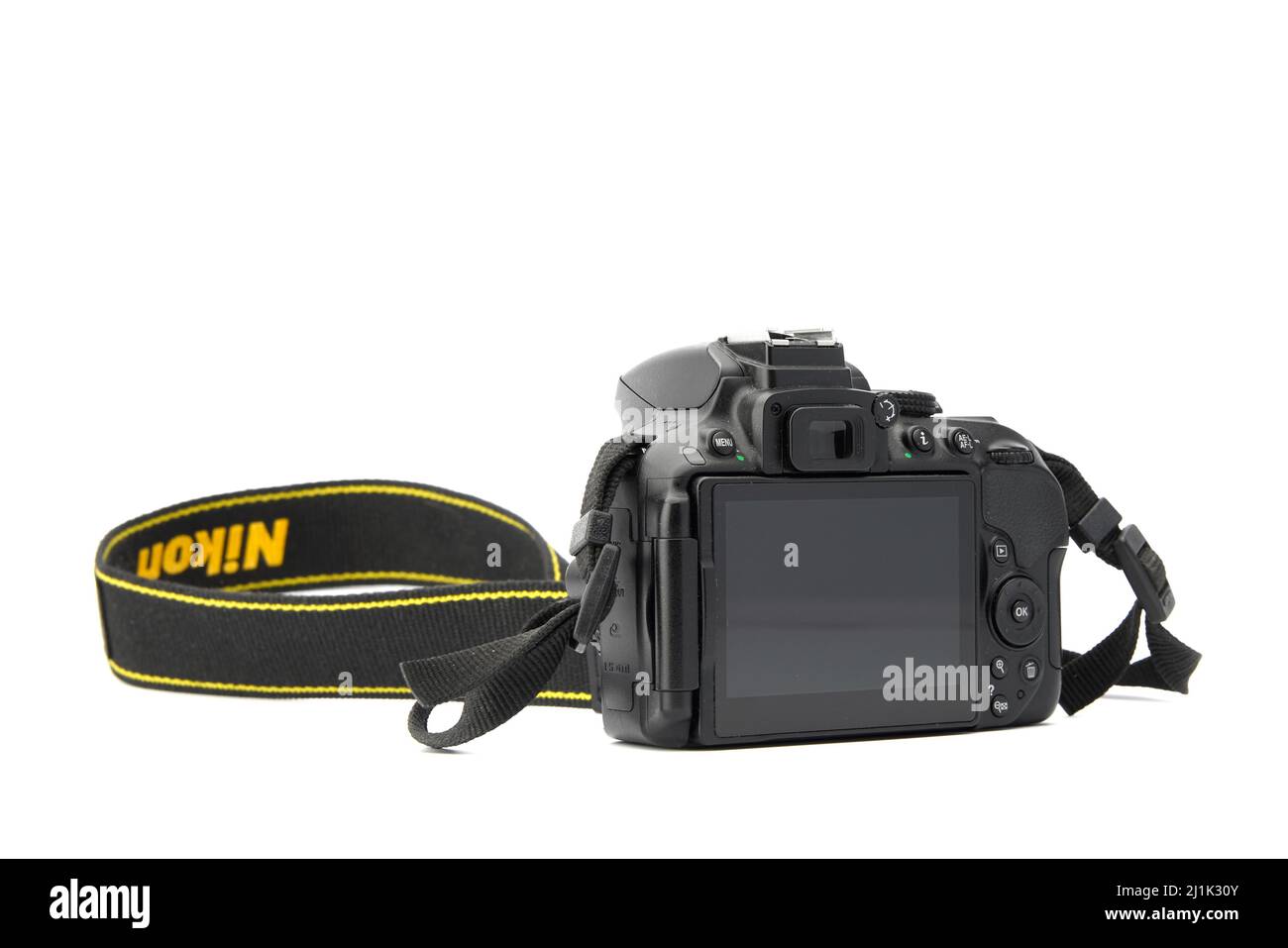 Nikon DSLR Kamera Nikon D5300 isoliert auf weißem Hintergrund. Detailfotos von Nikon D5300 mit Griff. 03.04.2021, Region Rostov, Russland Stockfoto