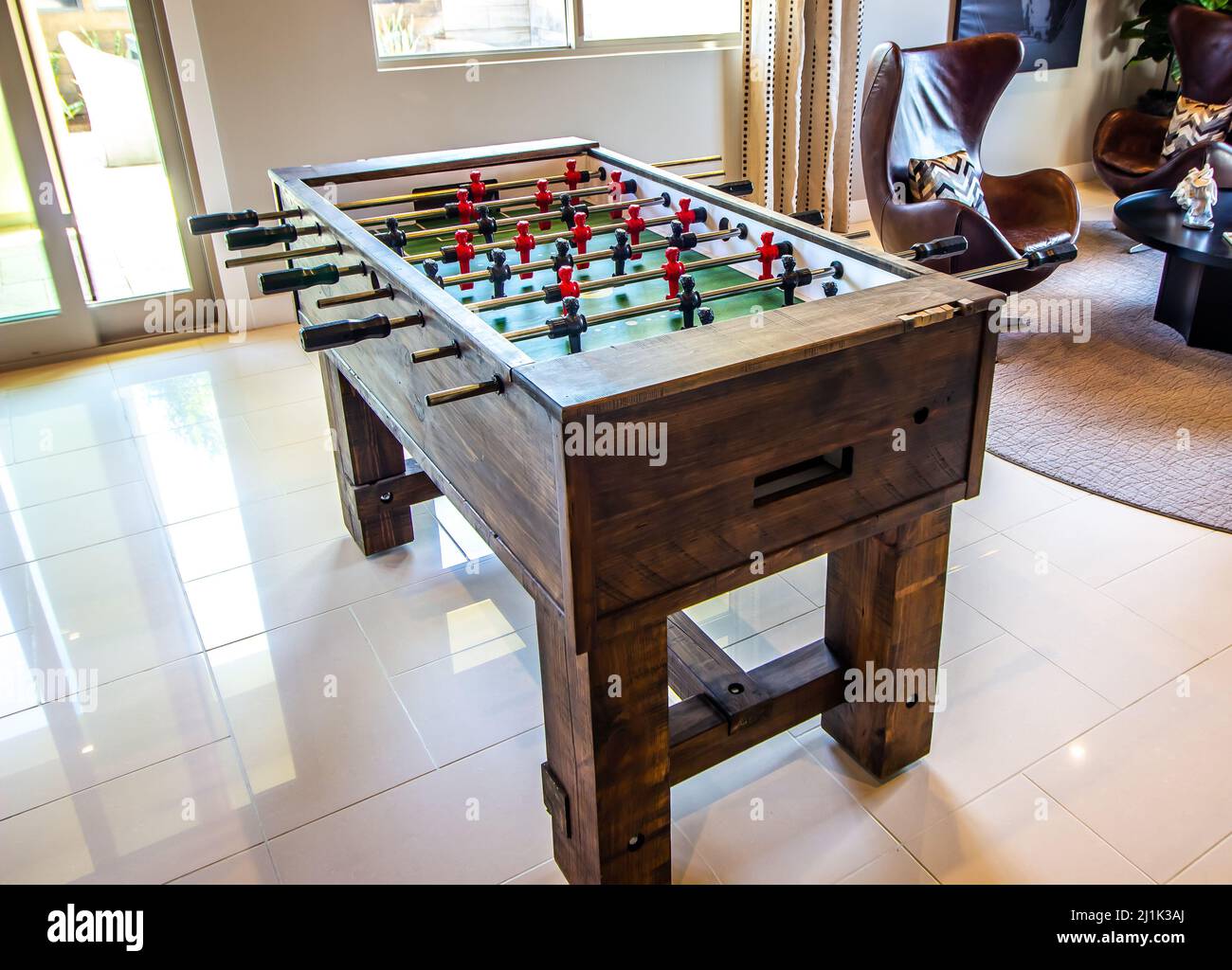 Tischfußball In Robuster Ausführung Im Familienzimmer Stockfoto