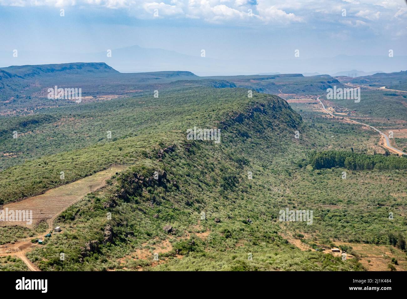 Luftaufnahme eines mit Sträuchern bedeckten Rückens des Great Rift Valley südwestlich von Nairobi, Kenia, Ostafrika Stockfoto