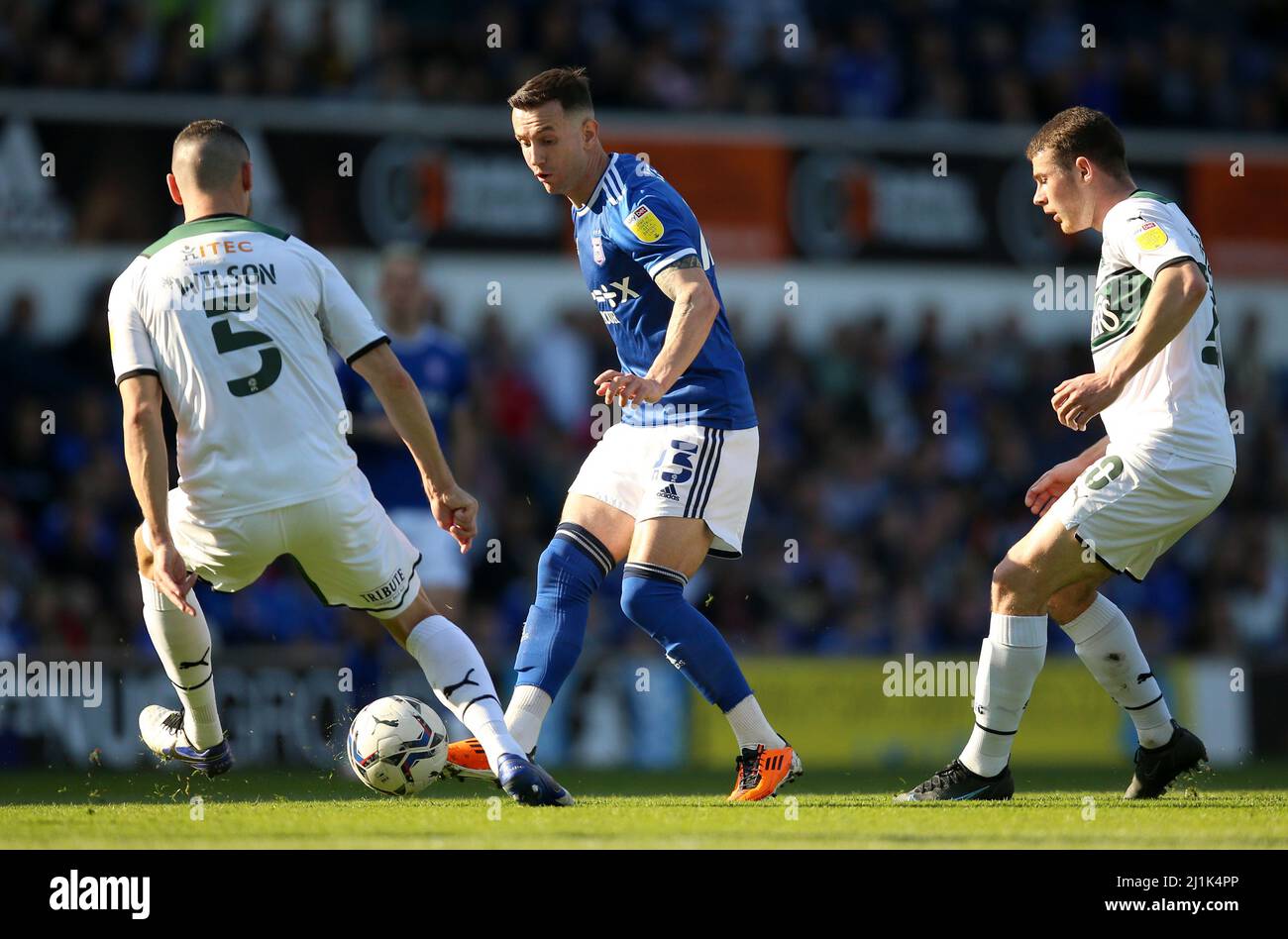 Matt Penney von Ipswich Town (Mitte) in Aktion mit James Wilson von Plymouth Argyle (links) und Adam Randell während des Sky Bet League One-Spiels in der Portman Road, Ipswich. Bilddatum: Samstag, 26. März 2022. Stockfoto