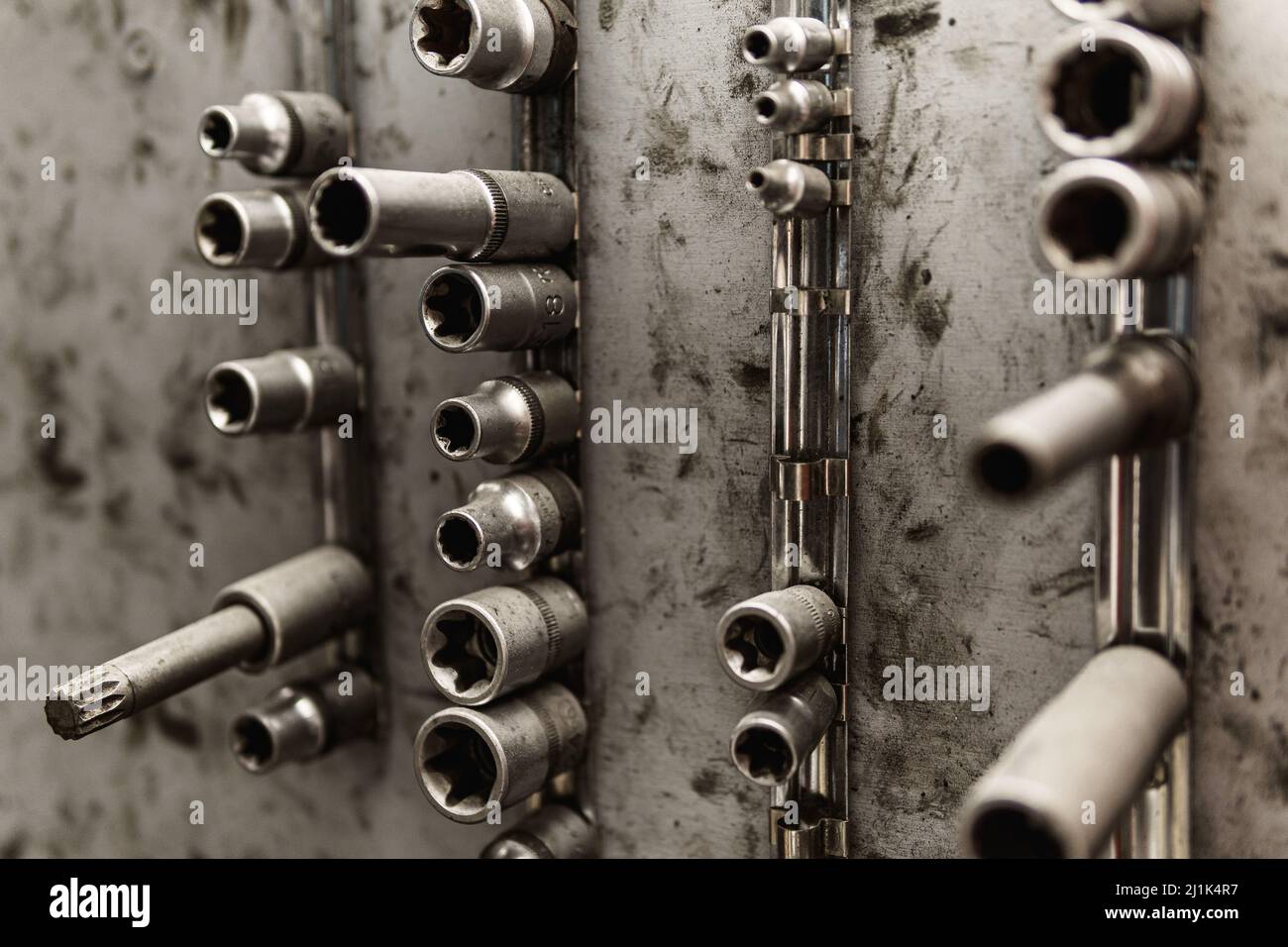Verschiedene Steckschlüssel für den Schlagschrauber in der Werkstatt Stockfoto