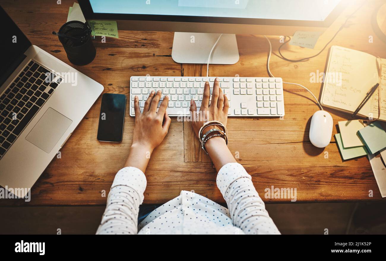 Die Produktivität liegt in den Händen des harten Arbeiters. Geschnittene Aufnahme einer Geschäftsfrau, die während einer späten Nacht auf der Arbeit einen Computer benutzt. Stockfoto
