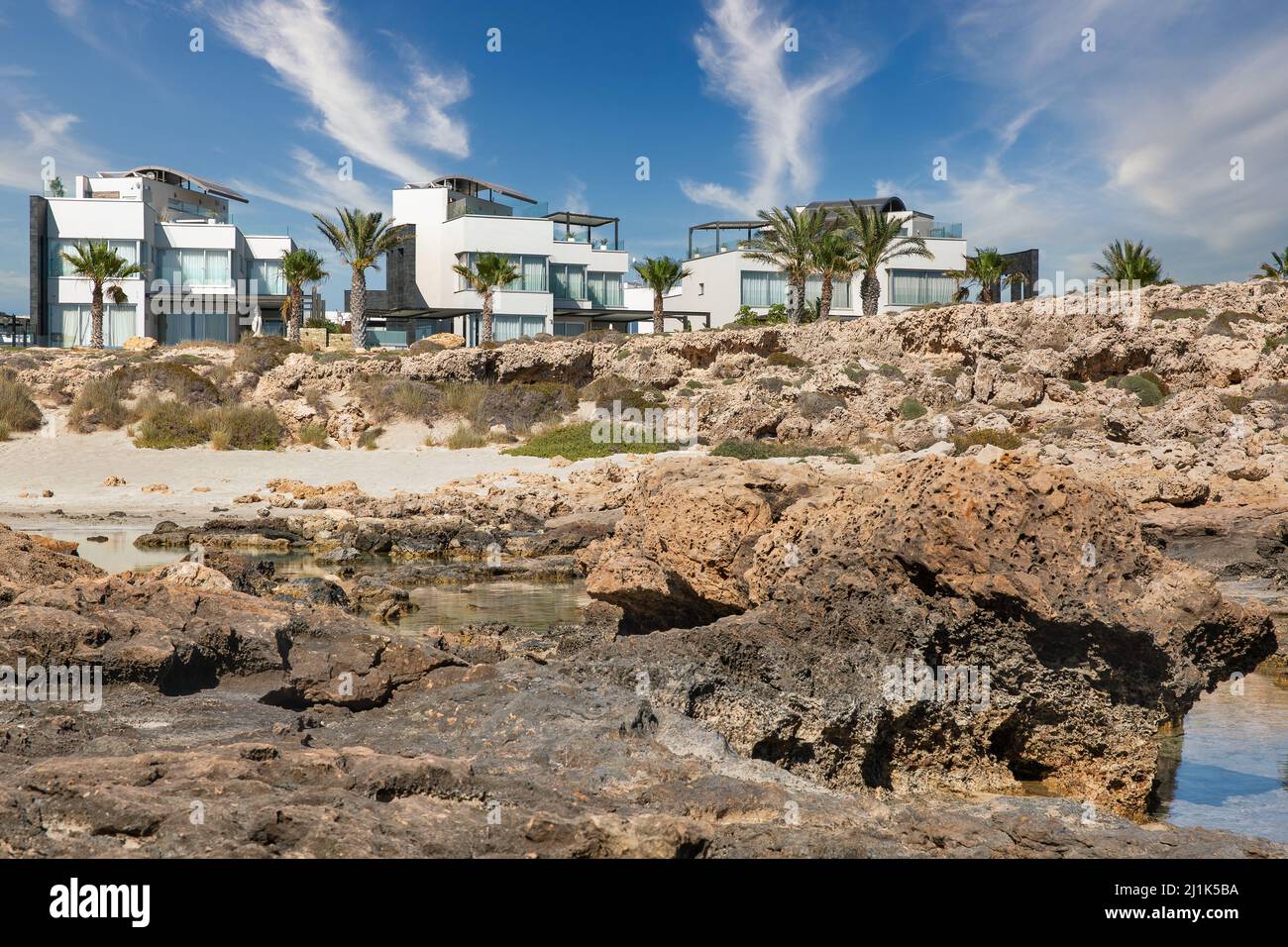 Sommerlandschaft mit luxuriösen modernen Villen. Ayia Napa Resort, Zypern. Stockfoto