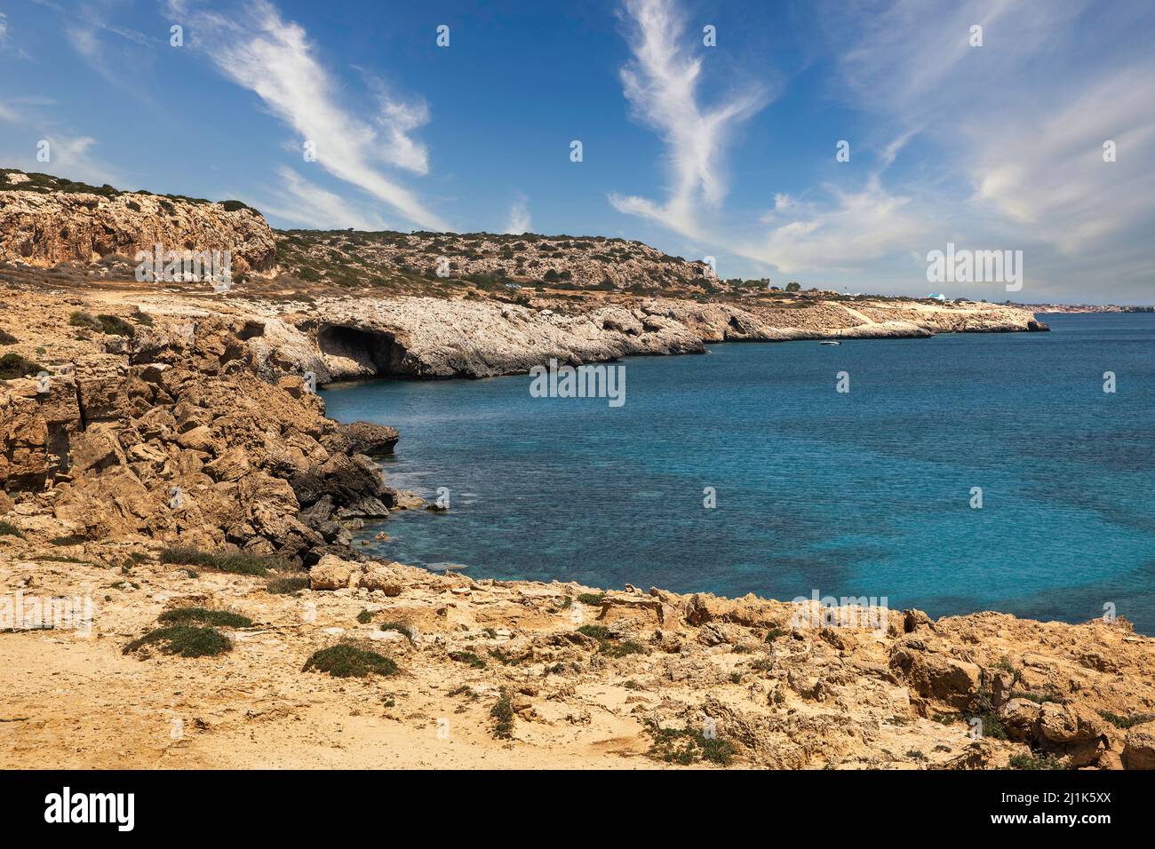 Seascape Cape Greco Peninsula Park, Zypern. Es ist eine bergige Halbinsel mit einem Nationalpark, Felspfaden, einer türkisfarbenen Lagune und einem Natursteinquark Stockfoto