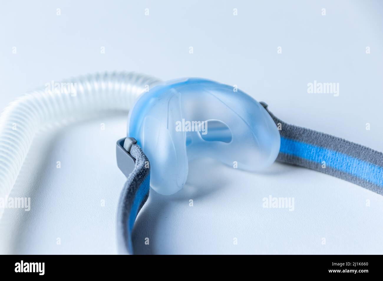 CPAP-Maske gegen obstruktive Schlafapnoe hilft Patienten Atemschutzmaske Kopfbügel für Nase und Rachen Atemmedikamente mit cpap-Gerät Stockfoto