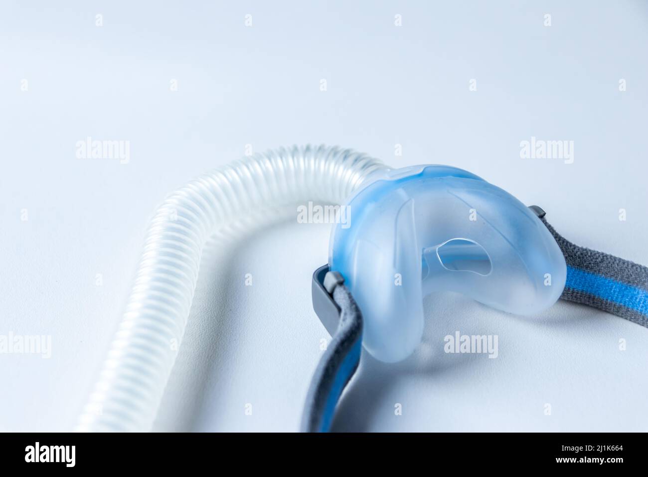 CPAP-Maske gegen obstruktive Schlafapnoe hilft Patienten Atemschutzmaske Kopfbügel für Nase und Rachen Atemmedikamente mit cpap-Gerät Stockfoto