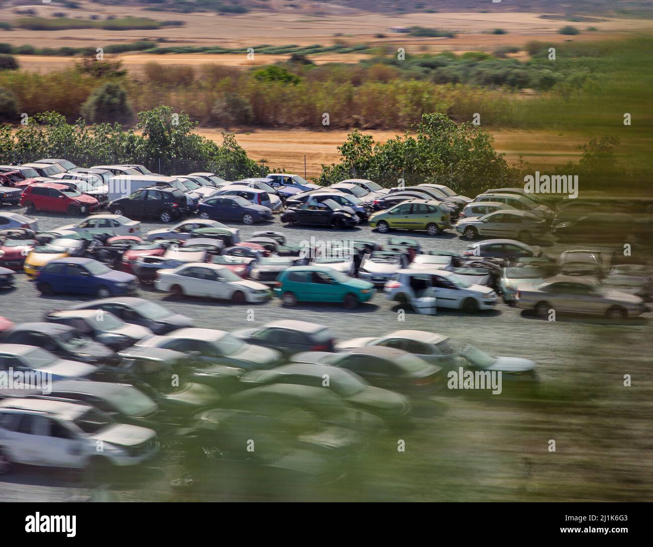Blick über die Müllkippe alter Autos, Zypern, verschwommen Stockfoto