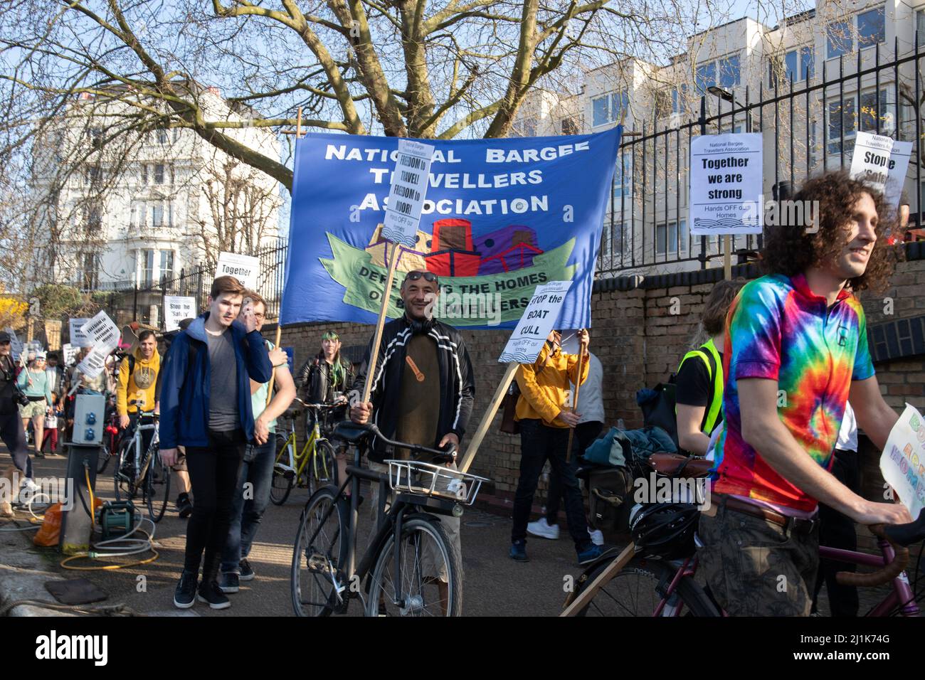 London, England, Großbritannien 26. März 2022 Boote sind Häuser Protest gegen die Keulung von Anlegeplätzen im Zentrum Londons. Die Demonstranten gehen vom Regent Park nach Little Venice mit Plakaten, die darauf hinweist, dass Boote Häuser sind, da rund 500 permanente Morgenflächen verloren gehen könnten, was diejenigen, die nicht konventionell leben, weiter aus der Stadt drängt. Stockfoto