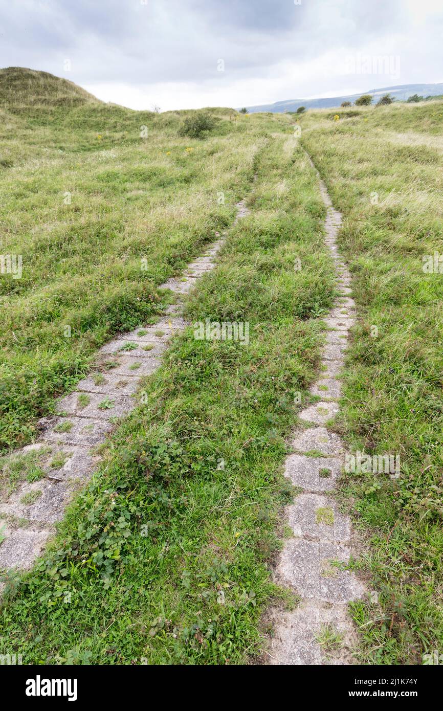 Überreste von Spuren, die von Panzern des Zweiten Weltkriegs in Kenfig Dunes, Wales, Großbritannien, verwendet wurden Stockfoto