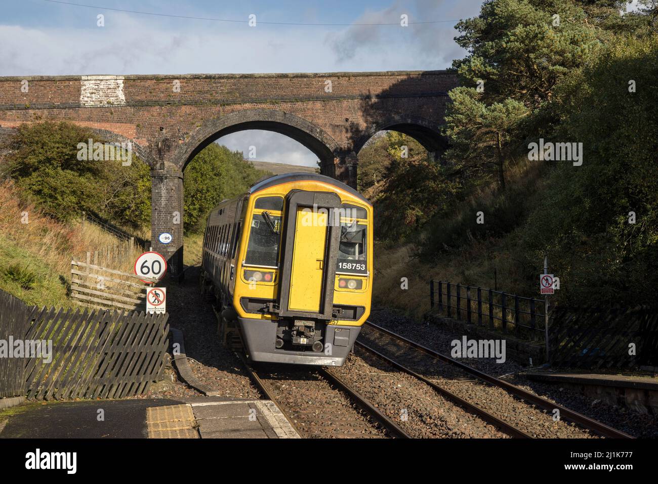 Der Zug verlässt den Bahnhof Dent, Yorkshire Dales, Großbritannien Stockfoto