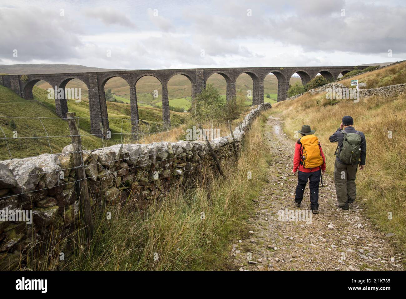 Wanderer, die sich dem Viadukt von Arten Gill auf der Settle und Carlisle Bahn nähern, Dentdale, Yorkshire Dales, Großbritannien Stockfoto