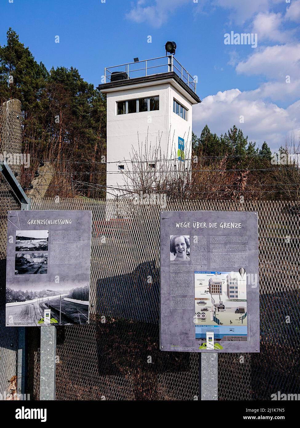Ein Wachturm an der ehemaligen innerdeutschen Grenze, der Frohnau im Norden Berlins von Hohen Neuendorf in Brandenburg trennt Stockfoto
