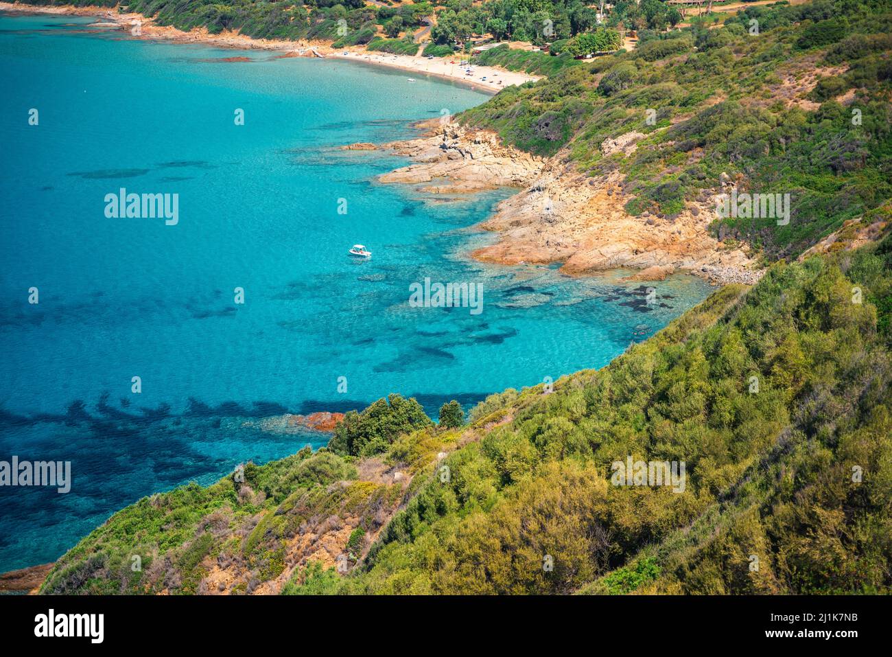 Südkorsika, türkisfarbenes Meer und grüne Landschaft von oben. Frankreich Stockfoto