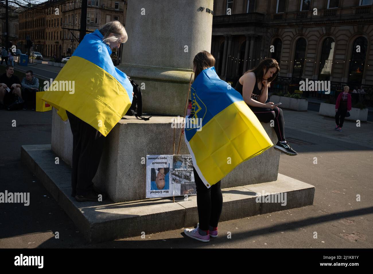 Glasgow, Schottland, 26. März 2022. Unterstützen Sie die ukrainische Kundgebung zur Unterstützung des Landes in seinem aktuellen Krieg gegen die Invasion von Präsident PutinÕs Russland am George Square in Glasgow, Schottland, 26. März 2022. Foto: Jeremy Sutton-Hibbert/Alamy Live News. Stockfoto