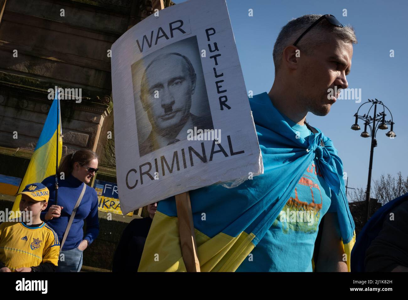 Glasgow, Schottland, 26. März 2022. Unterstützen Sie die ukrainische Kundgebung zur Unterstützung des Landes in seinem aktuellen Krieg gegen die Invasion von Präsident PutinÕs Russland am George Square in Glasgow, Schottland, 26. März 2022. Foto: Jeremy Sutton-Hibbert/Alamy Live News. Stockfoto