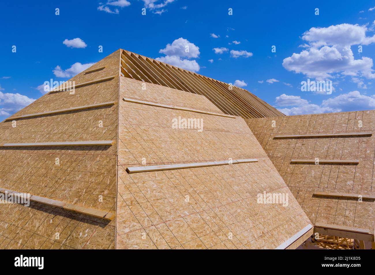 Luftaufnahme von oben im Bau unter Einrahmung neuer Holzdachbalken gebaut Haus Stockfoto