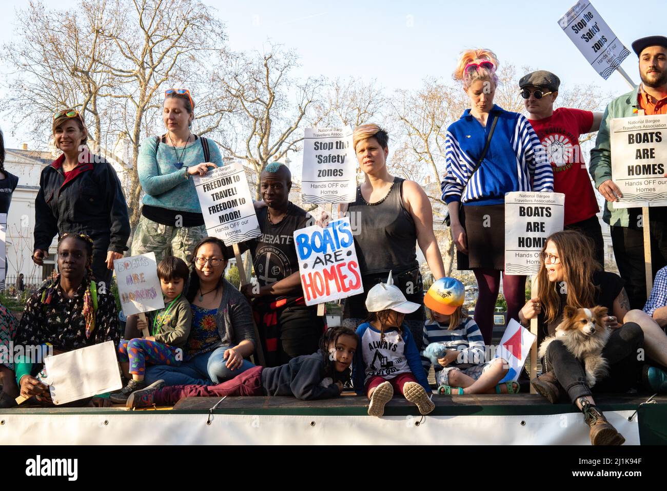 London, England, Großbritannien 26. März 2022 Boote sind Häuser Protest gegen die Keulung von Anlegeplätzen im Zentrum Londons. Die Demonstranten gehen vom Regent Park nach Little Venice mit Plakaten, die darauf hinweist, dass Boote Häuser sind, da rund 500 permanente Morgenflächen verloren gehen könnten, was diejenigen, die nicht konventionell leben, weiter aus der Stadt drängt. Stockfoto