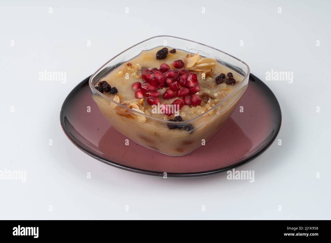 Vorderansicht des Ashura Dessert auf grauem Hintergrund. Stockfoto