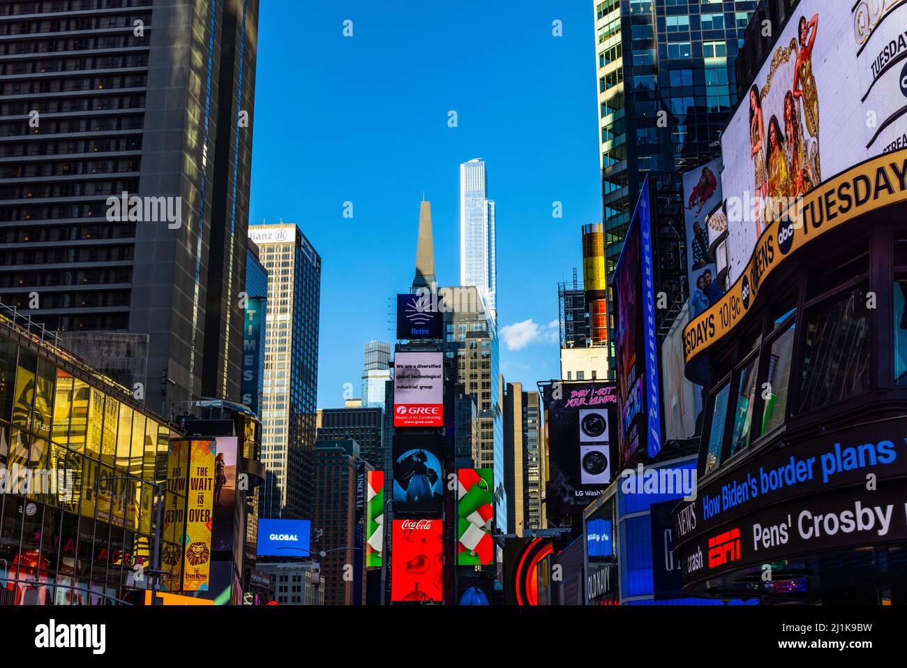 Viele bunte digitale Plakate blinken und leuchten zwischen Times Square NYC Stockfoto