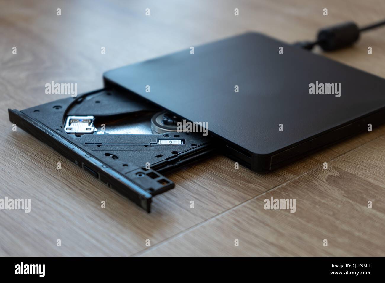 Eine externe schwarze DVD-ROM auf einem Holztisch Stockfoto