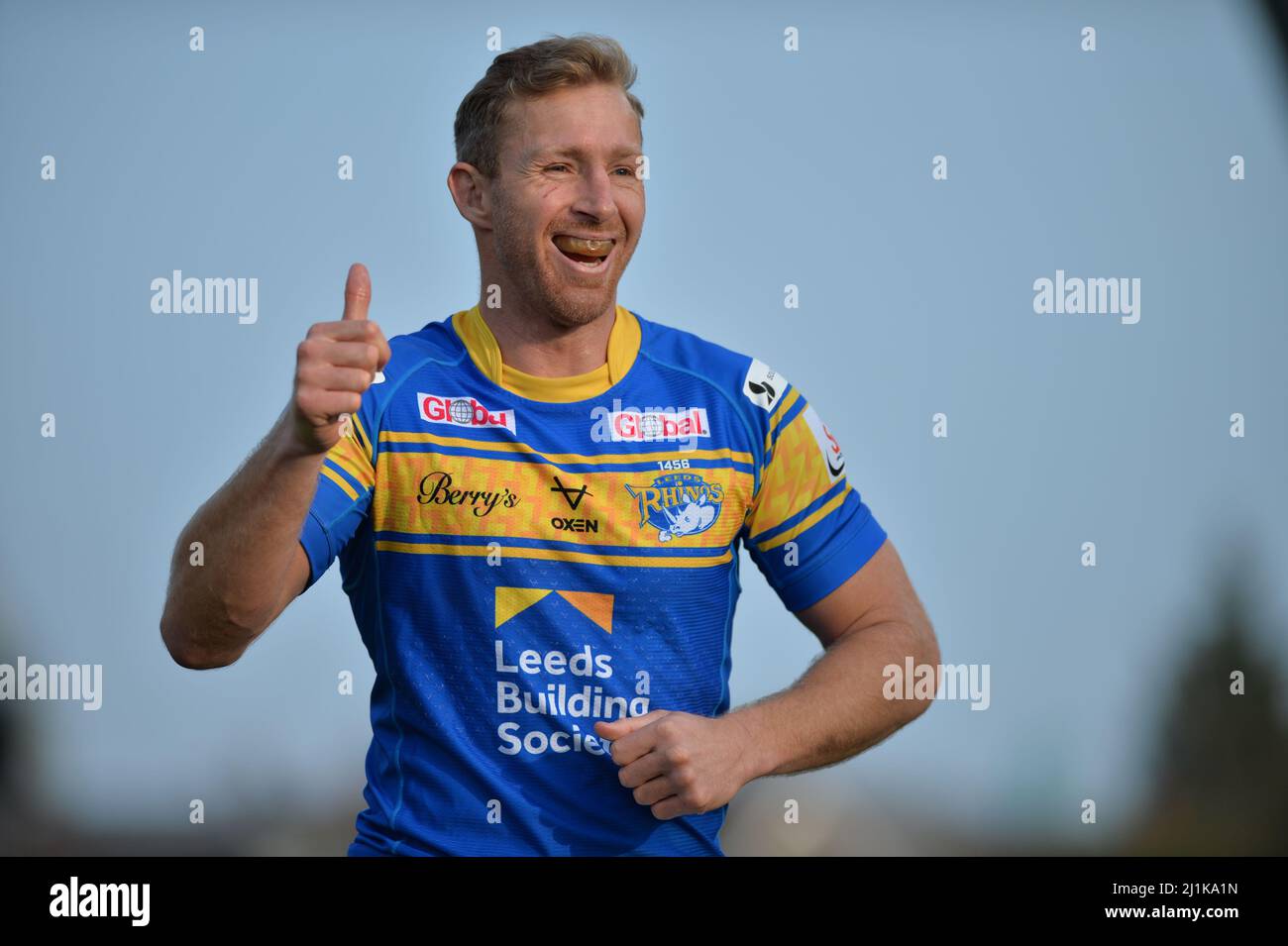 Leeds, England - 26.. März 2022 - Matt Prior (10) von Leeds Rhinos würdigt Fans. Rugby League Betfred Challenge Cup Leeds Rhinos vs Castleford Tigers im Headingley Stadium, Leeds, Großbritannien Dean Williams Stockfoto