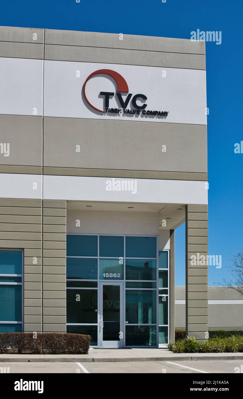Houston, Texas USA 03-20-2022: Außenansicht des TVC-Bürogebäudes in Houston, TX. Haupteingang der Tiger Valve Company in vertikalem Format. Stockfoto