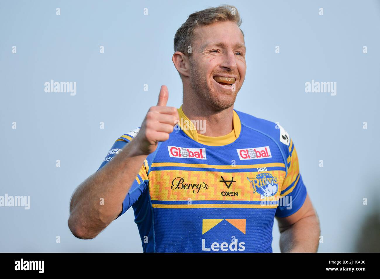 Leeds, England - 26.. März 2022 - Matt Prior (10) von Leeds Rhinos würdigt Fans. Rugby League Betfred Challenge Cup Leeds Rhinos vs Castleford Tigers im Headingley Stadium, Leeds, Großbritannien Dean Williams Stockfoto