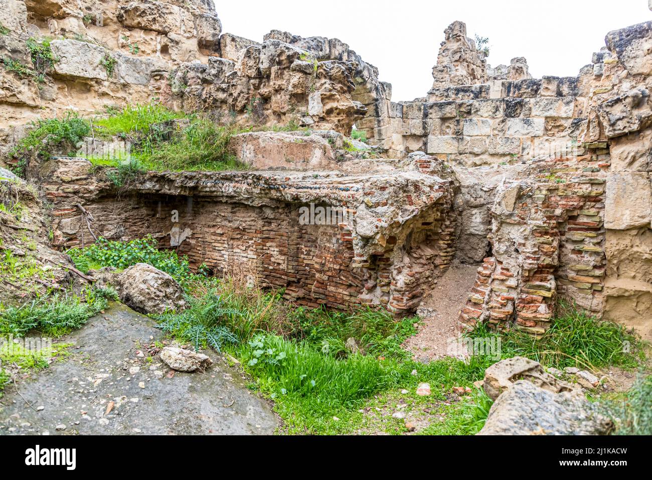 Die Römischen Bäder von Salamis zeigen hier gemischtes Mauerwerk aus Ziegeln und Schutt, die Überreste eines beheizten Raums mit einem Hypokaust darunter. Solche Hohlräume unter dem Boden leiteten die Heizluft des antiken Badkomplexes in der Nähe von Yeni Boğaziçi, Türkische Republik Zypern (TRNC). Stockfoto